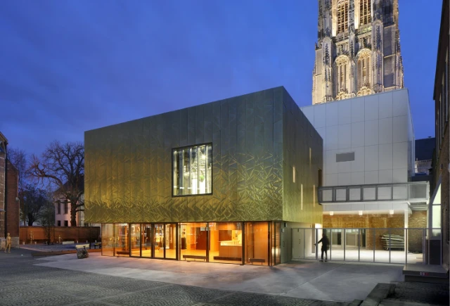 mechelen_moon_art_centre_evening_view_of_front_of_the_building_nordic_copper
