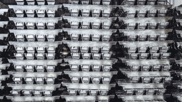 Tin Ingots gestapelt frontal